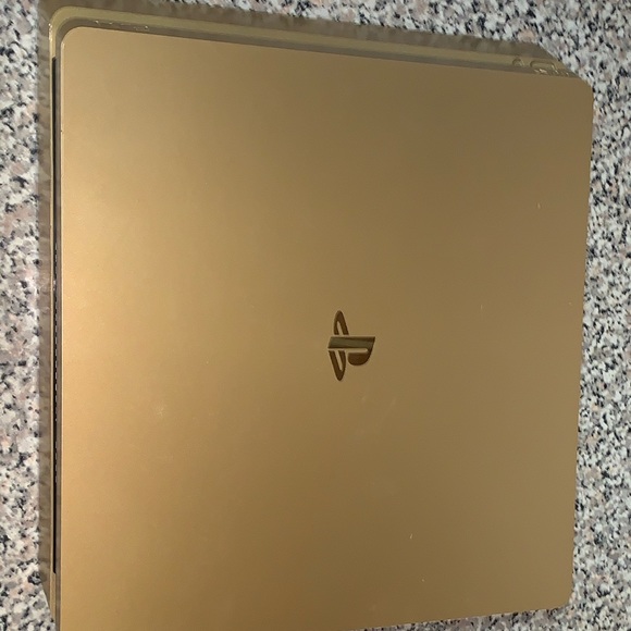 PlayStation 4 - LIMITED EDITION - GOLD 2TB - Picture 2 of 8